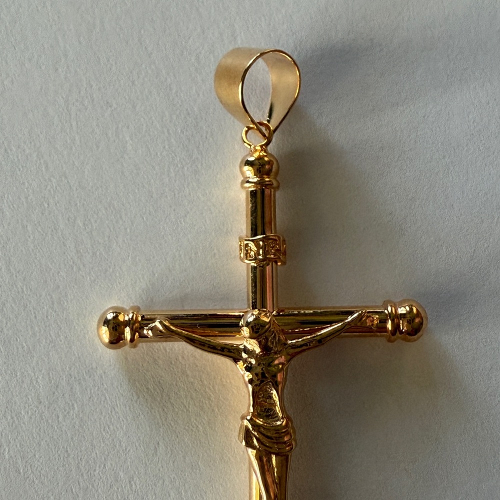 SOLD 🍀 18K Solid Gold Crucifix Pendant - Picture 3 of 6